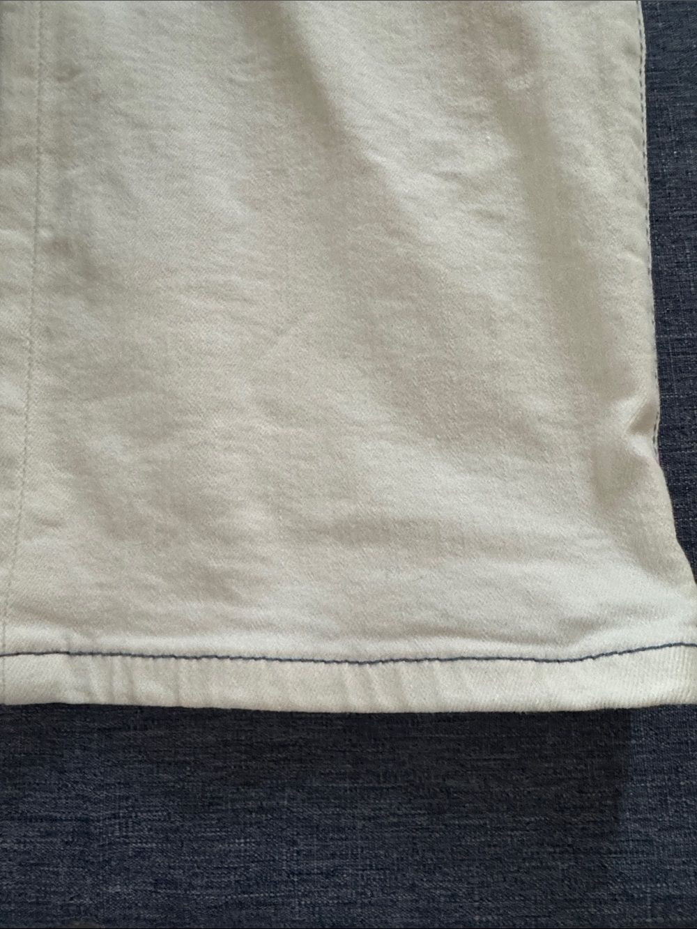 Frame Denim Women’s Straight Jeans in Off-White with Contrast Stitching - Picture 3 of 5